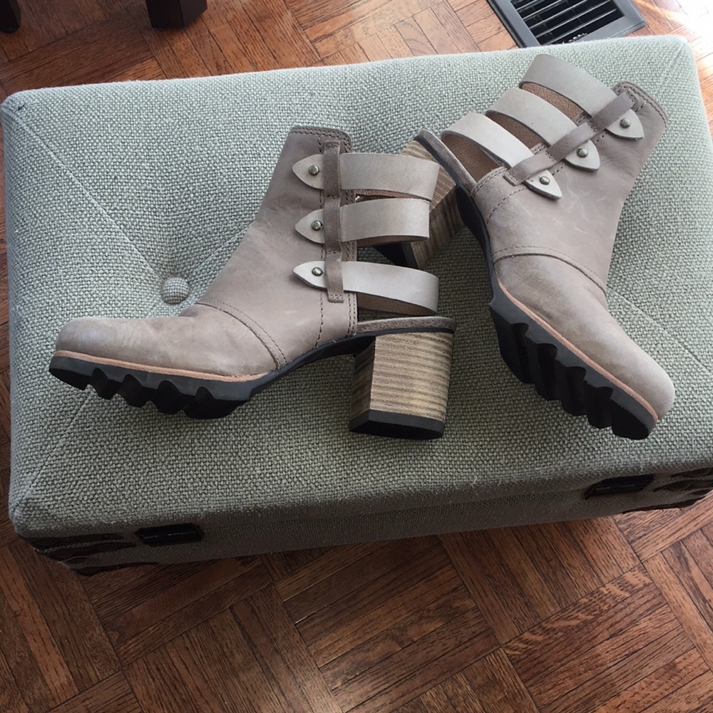 Sorel strappy ankle boots - 7.5